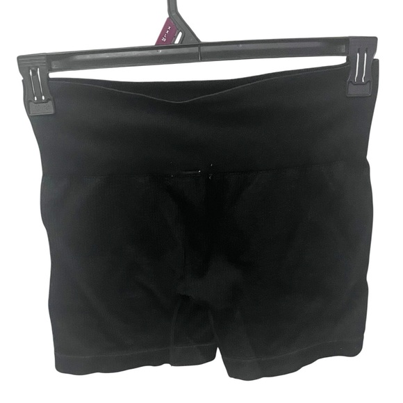 Colsie Black Ribbed Shorts - Picture 3 of 3